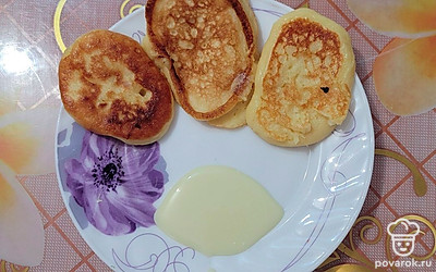 Готовые оладушки подайте к столу со сгущенным молоком, вареньем или джемом.