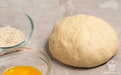 Приготовьте тесто. В миску с теплой водой добавьте соль, горчицу, оливковое масло и перемешайте. Всыпьте половину муки и добавьте сухие дрожжи. Хорошо размешайте и, постепенно добавляя муку, замесите тесто. Закройте тесто пищевой пленкой или полотенцем и оставьте в теплом месте на 1 час, чтобы оно поднялось и увеличилось в объеме.