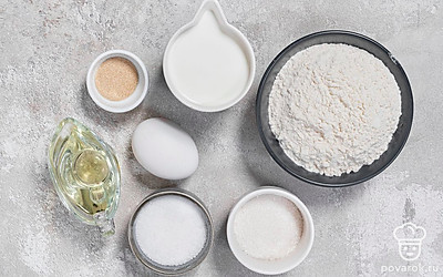 Просейте муку при помощи мелкого сита. Вымойте яйцо и обсушите бумажным полотенцем. Подготовьте венчик и сковороду.
