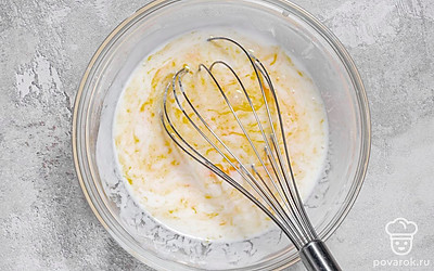 Вбейте в тесто яйцо и добавьте немного соли. Еще раз хорошо перемешайте.