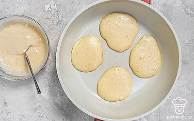 Разогрейте сковороду на умеренном огне. При помощи ложки или половника налейте в нее немного теста и сформируйте небольшие оладьи.