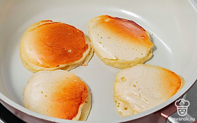 Обжаривайте оладьи примерно 2-3 минуты. После этого переверните их на другую сторону и подержите на огне еще 1 минуту до румяности.