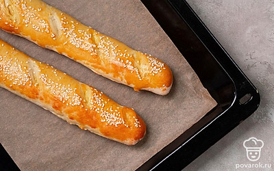 Испеките багеты. Духовку разогрейте до 230 градусов. На дно духовки поставьте жаропрочную емкость с водой. Выпекайте багеты в духовке 10-12 минут, затем убавьте температуру до 190 градусов и выпекайте еще 20 минут до золотистой корочки. Готовые багеты снимите с противня и переложите на решетку до остывания.