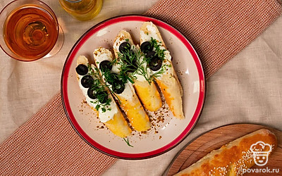 Из горчичных багетов получится вкуснейшая закуска, если нарезать их ломтиками, смазать творожным сыром и добавить нарезанную зелень и маслины.