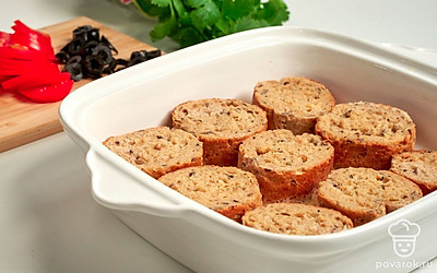 Подготовьте багет. Яйцо взбейте с молоком, добавьте немного соли и перца. Нарежьте багет кусочками толщиной 2-3 см, выложите их в форму, смажьте яичной смесью.