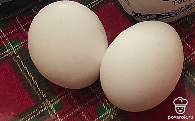 Подготовьте все ингредиенты. Для оладьев идеально подходит мягкий творог, а кокосовое молоко придаст аромат.