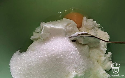 В миску выложите творог, яйца и сахар.