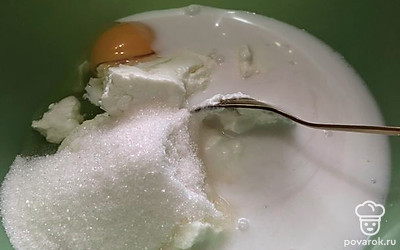 Залейте молоком и перемешайте. Сразу добавьте и разрыхлитель.