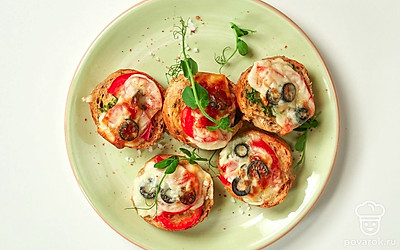 Сервировочную тарелку застелите листьями салата, сверху уложите багет с сулугуни. Подавайте бутерброды горячими, пока сулугуни мягкий и тянучий.