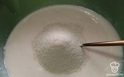 Теперь манная крупа. Так как она разбухает, то ее положите в первую очередь. Смотрите по консистенции, сколько понадобится.