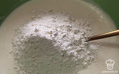 Введите примерно 180 грамм муки.