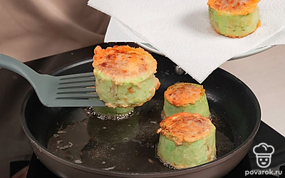Обжарьте кабачки. Из кабачков слейте сок и обсушите кольца на бумажном полотенце. Каждое кольцо заполните фаршем, чтобы он не сильно выступал за края колечка. В миске взбейте 2 яйца. На сковороде разогрейте растительное масло. Каждое нафаршированное кольцо обваляйте в муке, затем обмакните в яйцах и выложите на сковороду. Обжаривайте кабачковые кольца по 7-10 минут с каждой стороны на медленном огне. Жареные фаршированные кабачки выложите на салфетку, чтобы убрать лишний жир.