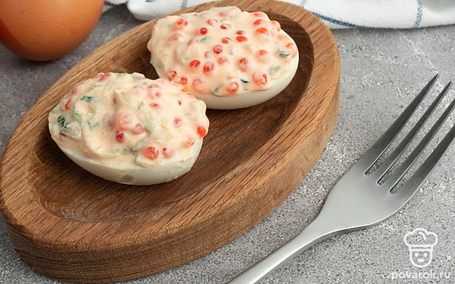 Фаршированные яйца со свежим огурцом и красной икрой — Рецепт с фото