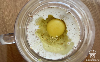 В чашу блендера перелейте смесь из молока и овсяных хлопьев, добавьте сахар и яйцо.