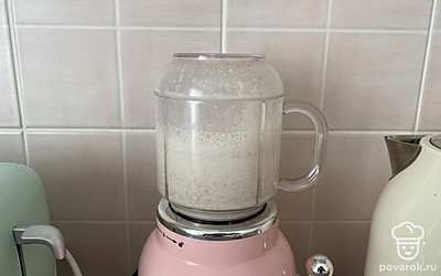 Поместите чашу блендера в устройство, включите блендер на 10 секунд. Смесь готова, смажьте сковороду растительным маслом. Выпекайте оладьи на разогретой сковороде (на небольшом огне).