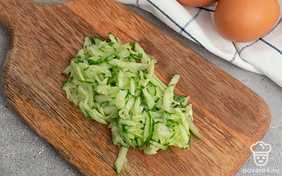 Очистите яйца, разрежьте их на половинки, удалите желток чайной ложкой. Желток мелко нарубите, огурец мелко нарежьте.