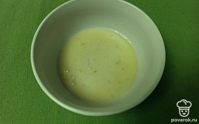 В глубокую тарелку разбейте 1 куриное яйцо. 