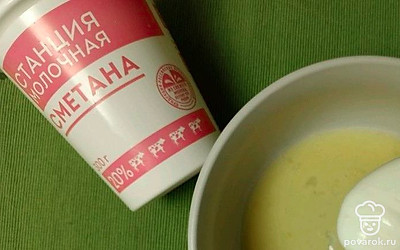 Добавьте к яйцу 2 столовые ложки сметаны. 