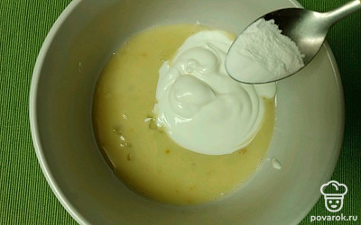 Всыпьте разрыхлитель теста, соль и сахар. 