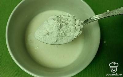 Добавьте 2 столовые ложки муки и хорошо перемешайте.