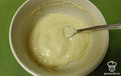 Тесто для оладий оставьте на 5-10 минут. 