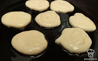 На хорошо разогретую сковороду выкладывайте по 1 столовой ложке теста. Жарьте под крышкой, по 5 минут с каждой стороны. 