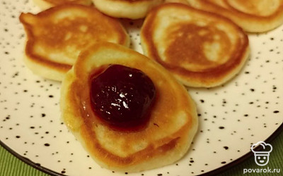 Подавайте оладьи с любимым вареньем. Приятного вам аппетита!