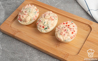 Выложите начинку в яичный белок.