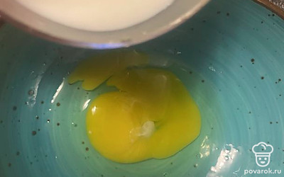 К яйцу добавьте молоко, все смешайте до однородности.