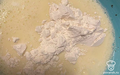 Всыпьте муку и тщательно перемешайте.