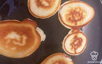 Обжарьте оладушки с двух сторон.