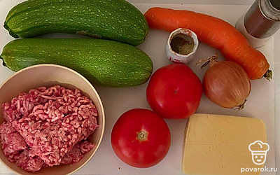 Хорошо промойте и обсушите морковь, помидор и кабачок. Лук и морковь очистите от шелухи и кожуры. Сыр натрите на крупную терку.