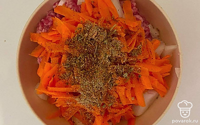 В глубокую миску поместите фарш. Лук мелко нарежьте, а морковь натрите на крупную терку. Добавьте к фаршу лук и морковь. Добавьте специи по вкусу и все хорошо перемешайте. Дайте фарша настояться 15 минут.