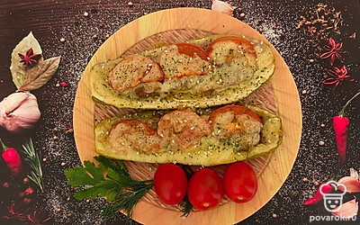 Выложите лодочки из кабачка на тарелку. Сверху украсьте мелко нарезанной зеленью и свежей сметаной или любым другим соусом.