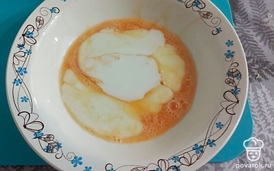 Далее влейте в миску кефир.