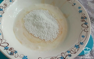Затем просейте муку, перемешайте. 