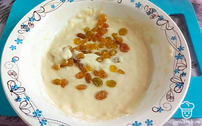 В конце добавьте изюм, перемешайте тесто. 