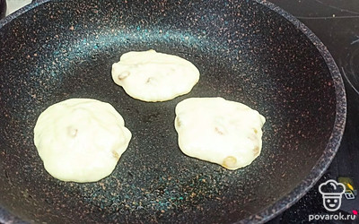 Ложкой выложите тесто на сковороду. Выпекайте оладьи на растительном масле по 2 минуты с каждой стороны. 
