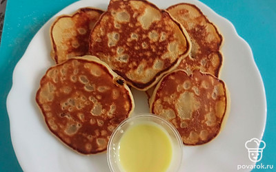 Подавайте оладьи со сгущенкой. 