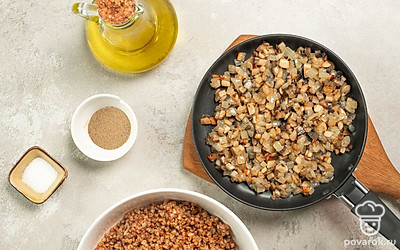 Займитесь начинкой. Репчатый лук обжарьте на сковороде с маслом в течение 1-2 минут. Измельченные грибы выложите к луку, посолите, поперчите. Обжарьте на огне средней мощности, периодически помешивая, 8-10 минут. Соедините жареную смесь с гречкой, тщательно перемешайте.