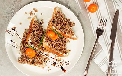 Тосты с гречкой перед подачей оформите листиком свежей петрушки.