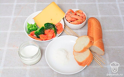 Достаньте все необходимые ингредиенты и посуду. Мультиварку включите в розетку и выставьте режим “Варка”.