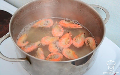 Овощи и креветки отварите отдельно, остудите. Креветки очистьте от панцирей.