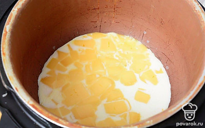 Сыр нарежьте кубиками и растопите в мультиварке. Оставьте на режиме “Подогрев”, добавьте сливки если густо, если жидко добавьте крахмал или муку.