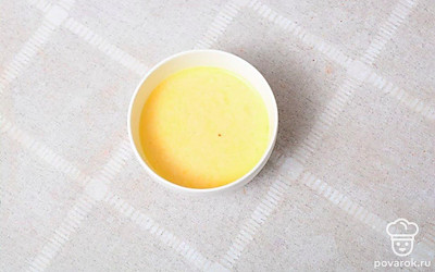 Багет нарежьте кубиками и немного подсушите на сковородке. Так вкус блюда станет пикантнее и интереснее.