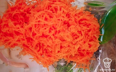 Натрите на мелкой терке морковь.