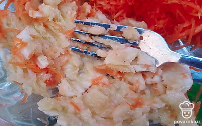 Разомните вилкой банан.