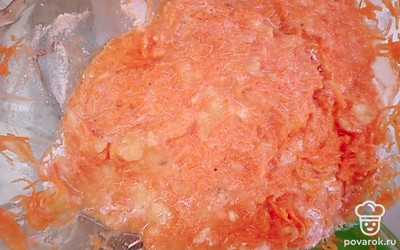 Смешайте с морковью. Добавьте полстакана воды с сахаром и муку. Выложите на разогретую сковородку с маслом.