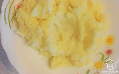 Картошку чистим, режем и отвариваем в подсоленной воде в течение 30 минут, затем делаем пюре. 