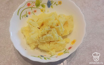 В картофельное пюре добавляем черный молотый перец. 